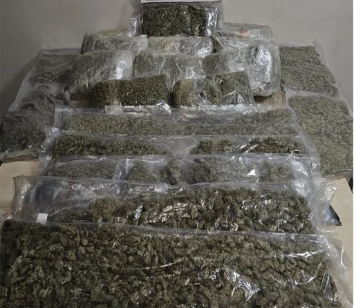 Polis kokuyu aldı, araçtan 19 kilo esrar çıktı
