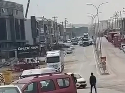 Polis kovalamacasında film gibi anlar: Ş&uuml;pheli ara&ccedil; kamyon şof&ouml;r&uuml;n&uuml;n hamlesiyle durduruldu
