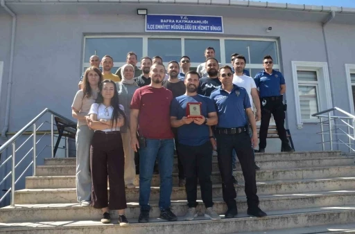 Polis memuruna veda plaketi
