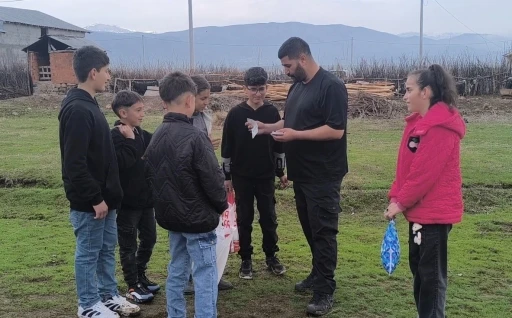 Polis memurundan 150 köy çocuğuna bayram harçlığı
