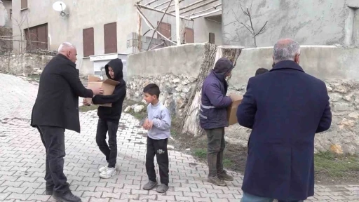 Polis memurundan dar gelirli ailelere bayram şekeri
