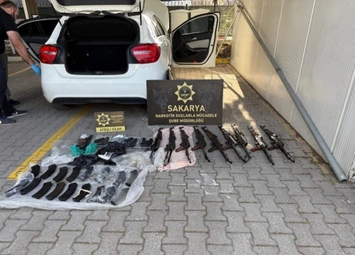 Polis memurunun kiraladığı otomobilden kaleşnikoflar çıktı
