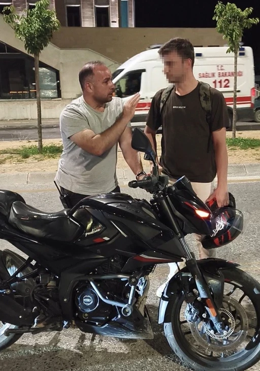 Polis motosiklet sürücüsünü bu sözlerle uyardı
