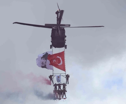Polis &ouml;zel harekatın helikopterli g&ouml;sterisi nefes kesti
