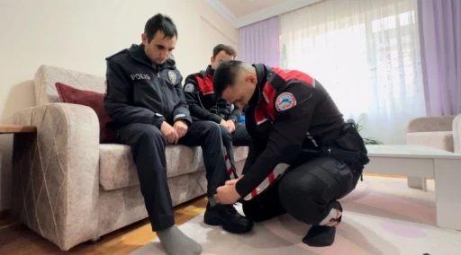 Polis sevdalısı engelli gen&ccedil; &uuml;niforma ile devriye g&ouml;revine katıldı

