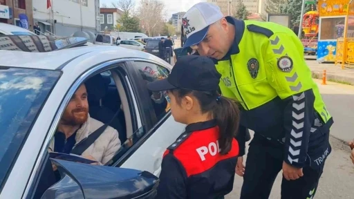 Polis &uuml;niforması giyen &ouml;zel &ouml;ğrenciler s&uuml;r&uuml;c&uuml;lere trafik kurallarını hatırlattı
