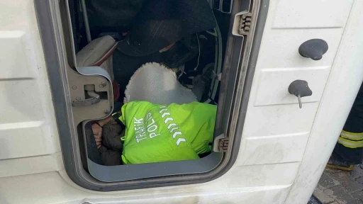 Polis üniformasını çıkarıp yaralının üzerini örttü
