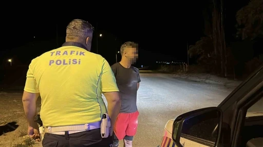 Polis uygulamasını g&ouml;r&uuml;nce aracını park etti: 1.24 promil alkoll&uuml; &ccedil;ıktı
