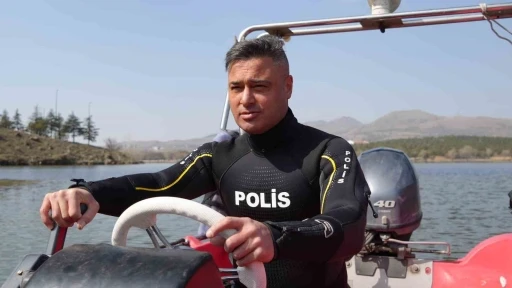 Polis ve futbol hakemi olan Seyfettin &Uuml;nal, 20 yılı aşkındır iki mesleği bir arada yapıyor
