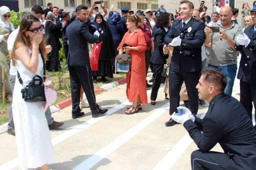 Polis yemin t&ouml;reninin ardından s&uuml;rpriz evlilik teklifi
