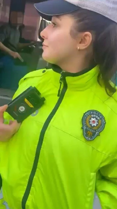 Polise hakaret edip sosyal medyada paylaşan s&uuml;r&uuml;c&uuml; g&ouml;zaltına alındı
