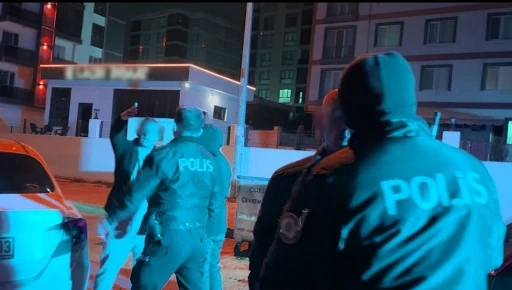 Polise yakalanan alkoll&uuml; s&uuml;r&uuml;c&uuml;den muhabire tepki: "O telefonu kırarım"
