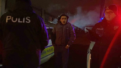 Polisi g&ouml;r&uuml;nce kaldırıma &ccedil;ıkan alkoll&uuml; s&uuml;r&uuml;c&uuml; polis ekiplerin dikkati sayesinde yakalandı
