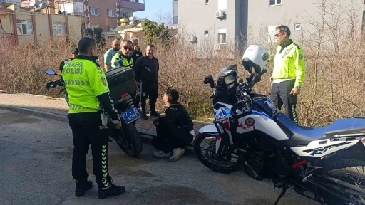 Polisi g&ouml;r&uuml;nce motosikleti bah&ccedil;eye atan s&uuml;r&uuml;c&uuml; ceza yemekten kurtulamadı
