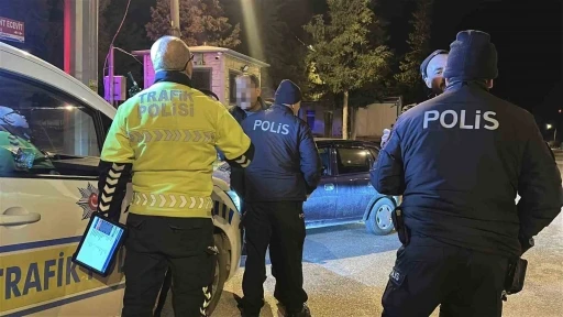 Polisin alkoll&uuml; s&uuml;r&uuml;c&uuml;yle imtihanı: "Ahmet&rsquo;cim bana senin &rsquo;şuradan git&rsquo; demen canımı sıktı"
