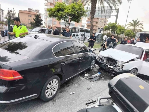Polisin ’dur’ ihtarına uymayan sürücü ortalığı savaş alanına çevirdi

