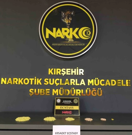 Polisin durdurduğu ara&ccedil;ta uyuşturucu hap ele ge&ccedil;irildi
