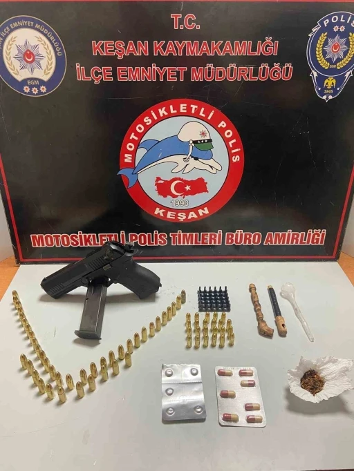 Polisin durdurduğu araçta uyuşturucu, tabanca ve mermi ele geçirildi
