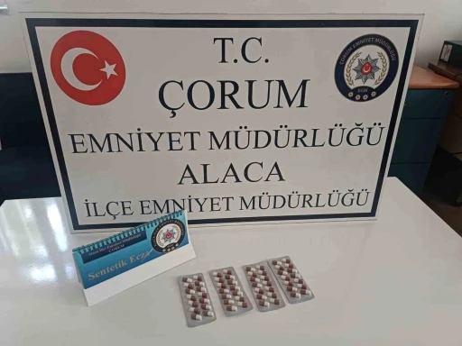 Polisin durdurduğu şahısların üzerinden 56 adet sentetik ecza hapı çıktı
