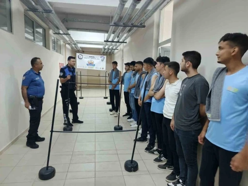 Polisin eğitim verdiği gençler astsubaylığı kazandı
