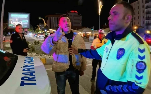 Polisin işine &quot;anlamsız&quot;, gazeteciye &quot;kaburgasız&quot; deyip tehdit etti
