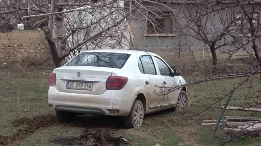 Polisin "dur" ihtarına uymayan ş&uuml;pheliler aracı bırakıp ka&ccedil;tı
