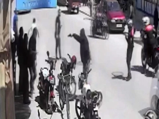 Polisin silahlı şahsa kahramanca müdahalesi kamerada
