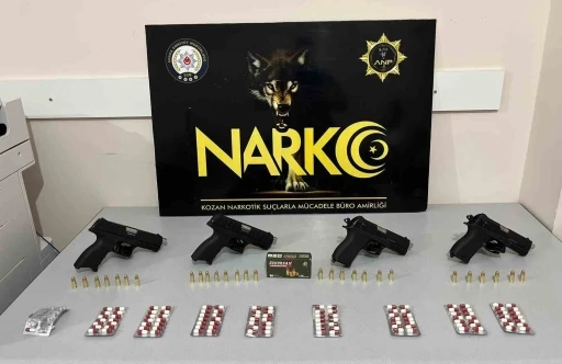 Polisin uyarı ateşiyle durdurulan araçtan uyuşturucu ve silahlar çıktı
