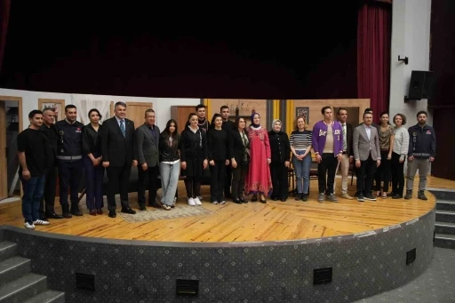 Polisler tiyatroyla uyuşturucuya savaş açtılar

