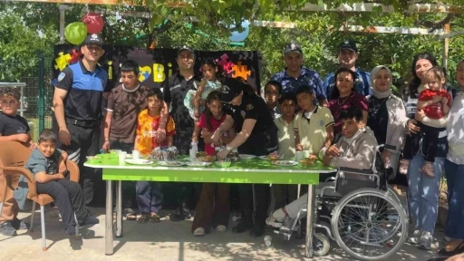 Polislerden &ccedil;ocuklara pasta s&uuml;rprizi
