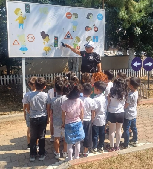 Polislerden öğrencilere uygulamalı eğitim
