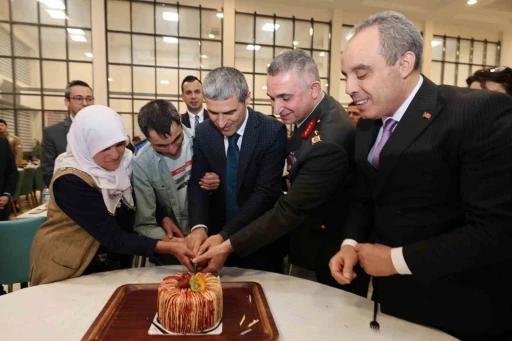 Polislerden &ouml;zel bireye unutamayacağı doğum g&uuml;n&uuml; s&uuml;rprizi
