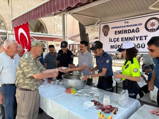 Polislerden vatandaşa aşure ikramı

