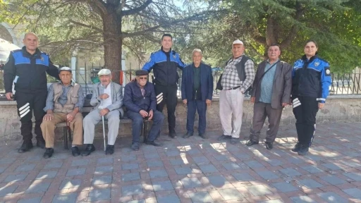 Polislerden yaşlı vatandaşlara ziyaret
