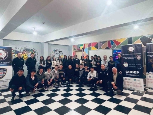 Polisten 50 &ouml;ğrenciye kurs malzemesi yardımı
