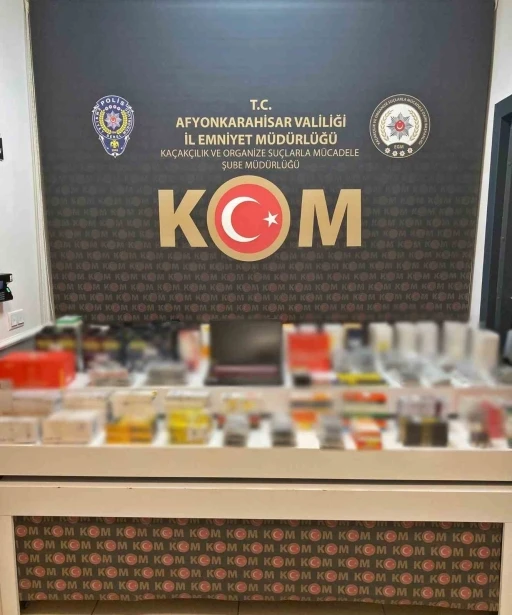 Polisten ka&ccedil;ak telefonu par&ccedil;aları ile aksesuarları ele ge&ccedil;irdi
