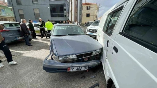 Polisten ka&ccedil;an 14 yaşındaki s&uuml;r&uuml;c&uuml; minib&uuml;se &ccedil;arpınca yakalandı

