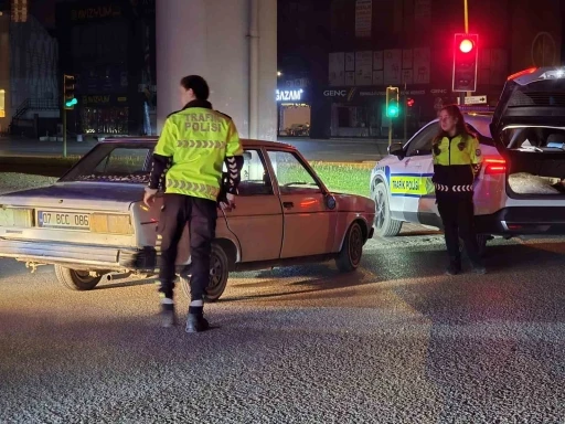 Polisten ka&ccedil;an alkoll&uuml; s&uuml;r&uuml;c&uuml;ye 400 bin TL ceza

