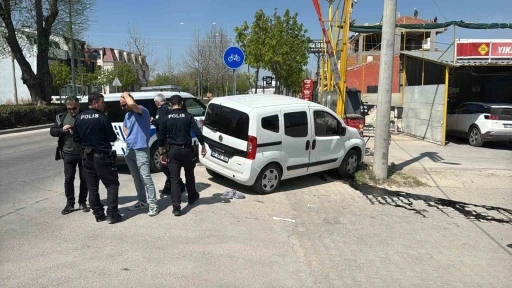 Polisten kaçan araç aydınlatma direğine çarptı
