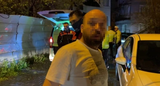 Polisten ka&ccedil;an ehliyetsiz s&uuml;r&uuml;c&uuml; hırsını gazeteciden &ccedil;ıkarttı: 260 bin lira ceza
