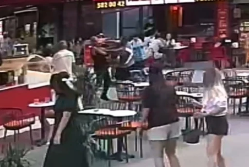 Polisten ka&ccedil;an ş&uuml;pheliyi tek yumrukla yere serdi

