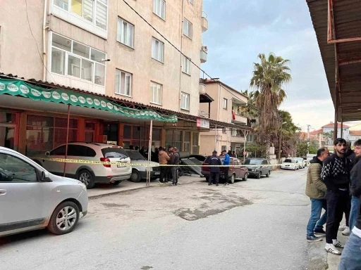 Polisten ka&ccedil;arken apartman boşluğuna d&uuml;şen ş&uuml;pheli hayatını kaybetti
