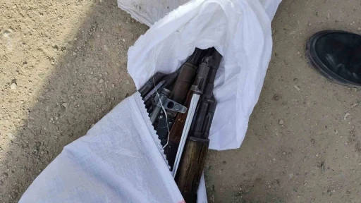 Polisten ka&ccedil;arken i&ccedil;i kalaşnikof dolu &ccedil;uvalı yola atan şahıslar yakayı ele verdi
