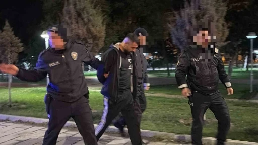 Polisten ka&ccedil;arken, yola fırlattığı kağıttan uyuşturucu &ccedil;ıktı
