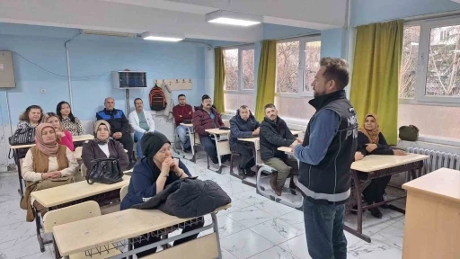 Polisten lise &ouml;ğrencilerine y&ouml;nelik denetim
