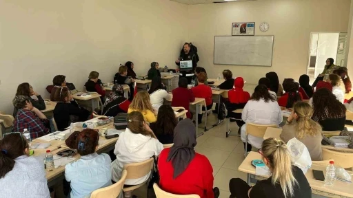 Polisten vatandaşlara uyuşturucuyla m&uuml;cadele eğitimi