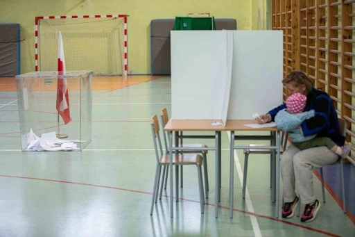 Polonya’da halk cumhurbaşkanlığı seçimi için sandık başında
