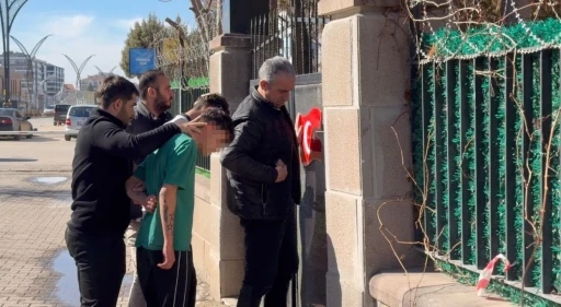 Pompalı t&uuml;fekle 15 yaşındaki arkadaşını vuran ş&uuml;pheli tutuklandı
