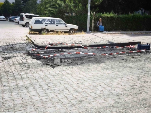 Pompalı t&uuml;fekle dehşet sa&ccedil;an şahıs sevgilisi olduğu iddia edilen kadının hem d&uuml;kkanını hem aracını yaktı
