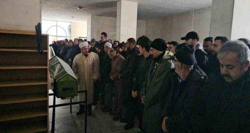 Pompalı t&uuml;fekle &ouml;ld&uuml;r&uuml;len gen&ccedil; toprağa verildi
